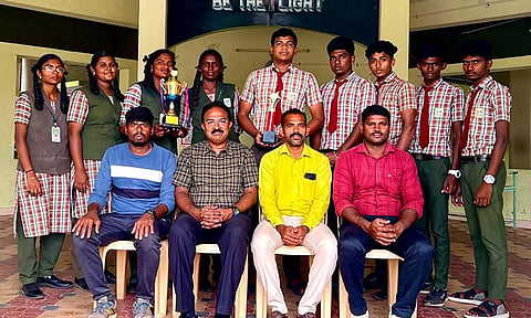 வெற்றி பெற்ற மாணவர்களை பள்ளி தாளாளர் டாக்டர் தினேஷ் பாராட்டினார்.