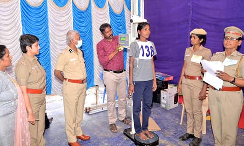 பாளை தனியார் பள்ளியில்  மாநகர போலீஸ் கமிஷனர் ராஜேந்திரன், தலைமையிடத்து துணை கமிஷனர் அனிதா  மேற்பார்வையில் உடல் தகுதி தேர்வு நடந்தபோது எடுத்தபடம்.