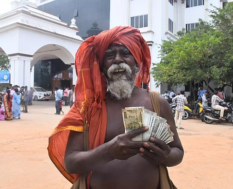 பிச்சை எடுத்த பணத்தை கலெக்டரிடம் வழங்கிய முதியவர்