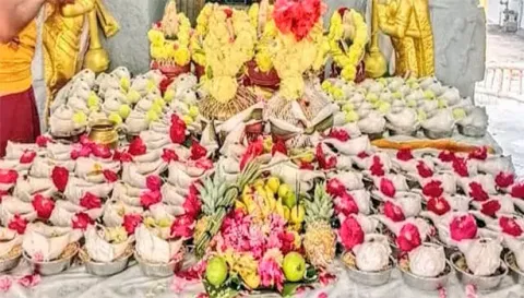 சங்காபிஷேகத்திற்காக வைக்கப்பட்டிருந்த 108 வலம்புரி சங்குகளை படத்தில் காணலாம்.