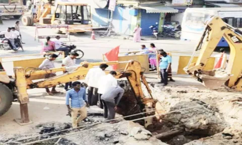 திருப்பத்தூர் புதுப்பேட்டை மெயின் ரோட்டில் காவிரி கூட்டுக் குடிநீர் கிராம ஊராட்சிகளுக்கு வழங்கும் பணியை மேற்பார்வை பொறியாளர் கிருஷ்ணமூர்த்தி ஆய்வு செய்த போது எடுத்த படம்.