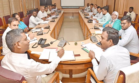 கலெக்டர் ஸ்ரீதர் தலைமையில் ஆய்வு கூட்டம் நடந்தபோது எடுத்த படம்.