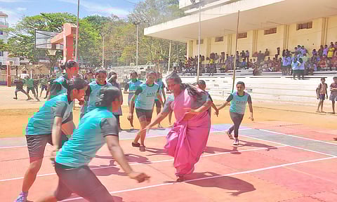 கபடி போட்டியை துணை மேயர் மேரி பிரின்சி லதா தொடங்கி வைத்தார்.
