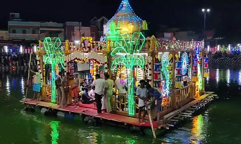 காமாட்சி அம்மன் கோவிலில் தெப்பத்திருவிழா