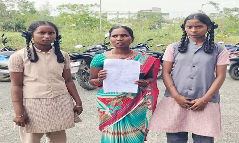 விருதாச்சலம் பெரியகாப்பான்குளம் பகுதியை சேர்ந்த கற்பகம் தனது 2 பெண் பிள்ளைகளுடன் கலெக்டரிடம் மனு கொடுக்க வந்தனர்,