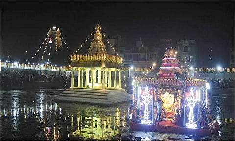 திருவொற்றியூர் வடிவுடையம்மன் கோவில் தெப்பத்திருவிழா: ஏராளமான பக்தர்கள் சாமி தரிசனம்