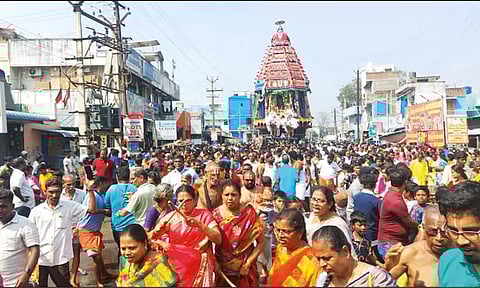 தேரோட்டத்தில் கலந்துகொண்ட பக்தர்கள் கூட்டத்தை படத்தில் காணலாம்.