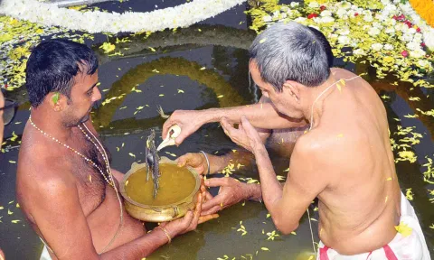 நாகராஜா கோவில் தெப்பகுளத்தில் சாமிக்கு ஆராட்டு விழா நடந்தபோது எடுத்த படம்&nbsp;