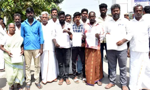 மூக்கனூர் ஊராட்சி உலகுடையாம்பட்டு கிராமத்தைச் சேர்ந்த பொதுமக்கள் மாவட்ட கலெக்டரிடம் மனு அளிக்க வந்தனர்,