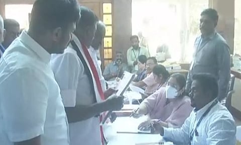 ஈரோடு இடைத்தேர்தல்- வேட்பு மனு தாக்கல் செய்தார் அதிமுக வேட்பாளர் தென்னரசு