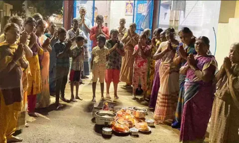 &nbsp;விநாயகருக்கு வெள்ளைப்பூண்டு ரசம் படைத்து வழிபாடு செய்த காட்சி.