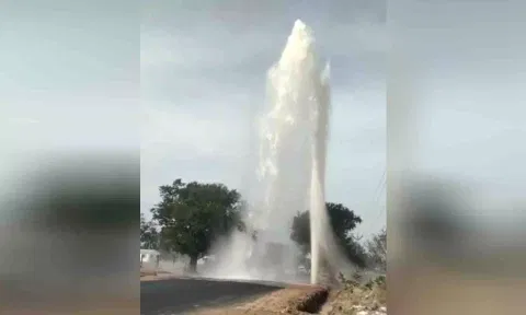 பூமிக்குள் இருந்த குடிநீர் குழாய் உடைந்து தண்ணீர் அருவிபோல் கொட்டிய காட்சி.