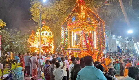 தேர்பவனியில் திரளான பக்தர்கள் பங்கேற்ற காட்சி.