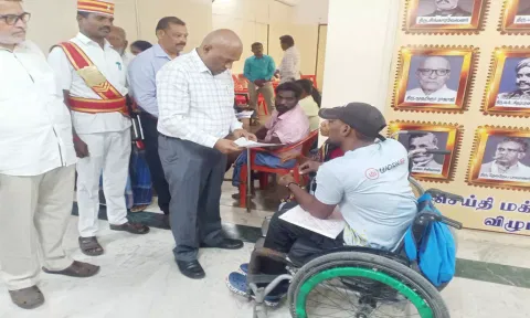 விழுப்புரம் மாவட்ட கலெக்டர் பழனி மக்கள் குறைதீர்க்கும் நாள் கூட்டத்தில் பொதுமக்களிடம் மனுக்கள் பெற்றனர், .
