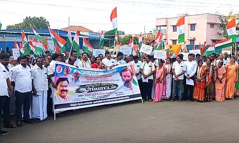 ரூபி மனோகரன் எம்.எல்.ஏ. தலைமையில் ஆர்ப்பாட்டம் நடைபெற்ற போது எடுத்த படம்.