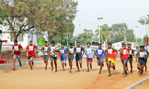 பாளை ஆயுதப்படை மைதானத்தில்  நடைபெற்ற ஆண்களுக்கான உடல்திறன் தேர்வில் கலந்து கொண்டவர்களை படத்தில் காணலாம்.