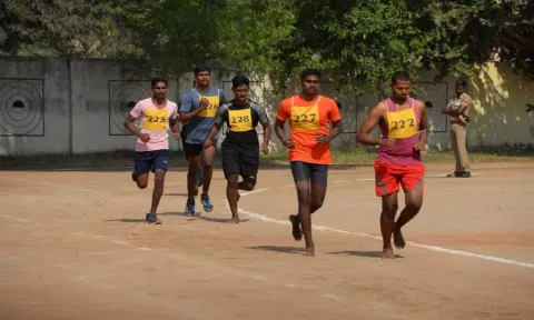 உடல் தகுதித் தேர்வில் ஓட்டப்போட்டியில் கலந்து கொண்டவர்களை படத்தில் காணலாம்.