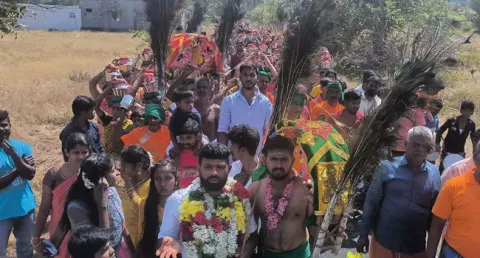 குருந்தமலை கோவிலில் குவிந்த பக்தர்கள் காவடி, பால்குடம் எடுத்து வந்து வழிபாடு