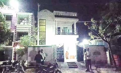 கொள்ளை நடந்த வீட்டை படத்தில் காணலாம்.