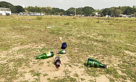மஞ்சக்குப்பம் மைதானத்தில் மதுபாட்டில்கள் உடைந்து கிடந்தது.