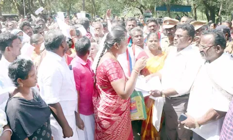 கோட்டாட்சியர் ரஞ்சித்திடம் மனு அளித்த பொதுமக்கள்.