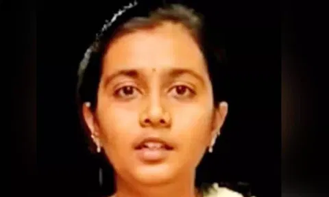 தென்காசியில் கடத்தப்பட்டதாக கூறப்பட்ட பெண் மதுரை வந்தார்- தந்தை உள்பட 8 பேர் முன்ஜாமீன் மனு தாக்கல்