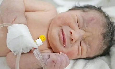 நொறுங்கிய ஆஸ்பத்திரிக்குள் தொப்புள் கொடி அறுக்கப்படாத நிலையில் உயிருடன் மீட்கப்பட்ட பச்சிளம் குழந்தை