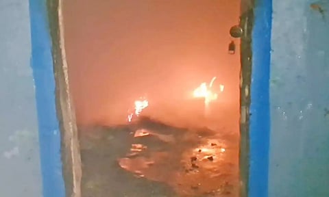 தீ கொழுந்து விட்டு எரிவதை படத்தில் காணலாம்&nbsp;