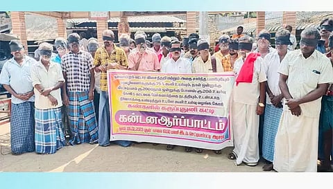 கண்களில் கருப்புதுணிகட்டி போராட்டத்தில் ஈடுபட்ட விசைத்தறி தொழிலாளர்கள்.
