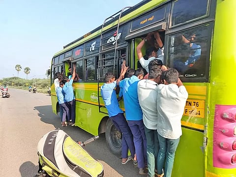 பஸ் படிக்கட்டுகளில் தொங்கியபடி பயணம் செய்த மாணவர்கள்.