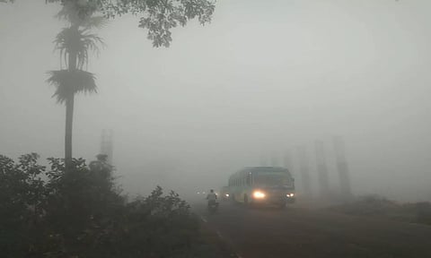 பண்ருட்டி பகுதியில் சென்ற வாகனங்கள் முகப்பு விளக்கை எரிய விட்டப்படி சென்றன.