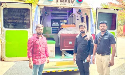 ஆம்புலன்சில் கொண்டு வரப்பட்ட மாரிமுத்துவின் உடல்.
