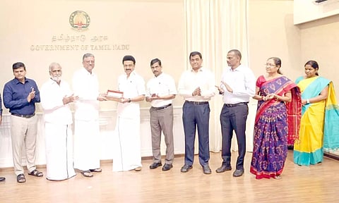 முதல் -அமைச்சர் மு.க.ஸ்டாலின், தஞ்சை அரண்மனை தேவஸ்தானம் பரம்பரை அறங்காவலர் பாபாஜி ராஜா போன்ஸ்லேவிடம் நிதி வழங்கினார்.