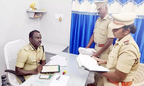 பள்ளிகொண்டா போலீஸ் நிலையத்தில் எஸ்.பி. ராஜேஷ் கண்ணன் ஆய்வு செய்த காட்சி.