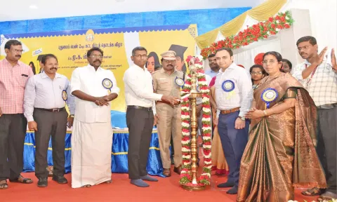 புதுமைப்பெண் திட்டத்தினை மாவட்ட  கலெக்டர் பி.என். ஸ்ரீதர்  குத்து விளக்கேற்றி தொடங்கி வைத்த காட்சி.