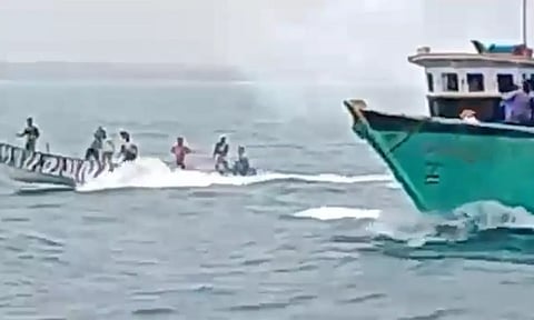 நடுக்கடலில் மீனவர்கள் மோதலில் ஈடுபட்ட காட்சி.