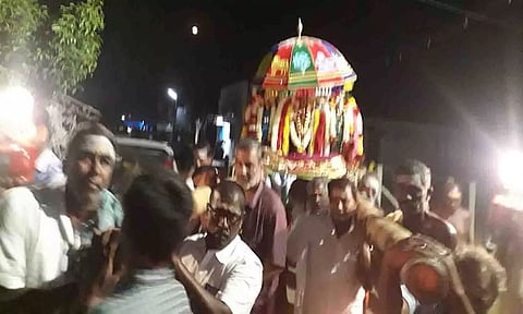 நிகழ்ச்சியில் முருகர், வள்ளி-தெய்வானை சுவாமிகள் சப்பரத்தில் வீதி உலா நடைபெற்ற காட்சி.