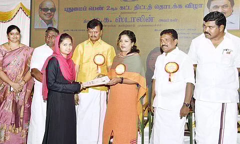 புதுமைப்பெண் திட்டத்தில் மாணவிகளுக்கு உதவித்தொகை பெறுவதற்கான ஏ.டி.எம். கார்டுகளை கலெக்டர் ஷஜீவனா வழங்கினார்.