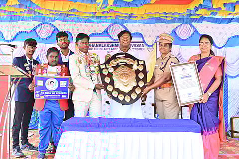 பெரம்பலுார் தனலட்சுமி சீனிவாசன் கல்லுாரி மாணவிகள் கின்னஸ் சாதனை