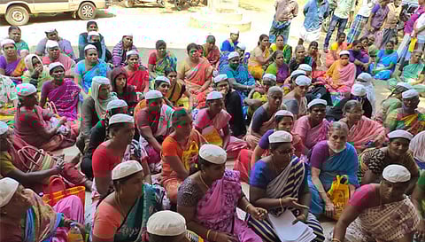 ராசிபுரம் தாலுகா அலுவலகம் முன்பு பெண்கள் தர்ணா போராட்டத்தில் ஈடுபட்ட காட்சி.