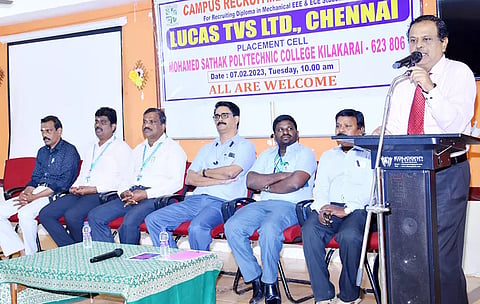 சதக் பாலிடெக்னிக் கல்லூரி வேலைவாய்ப்பு முகாமில் 120 மாணவர்கள் தேர்வு