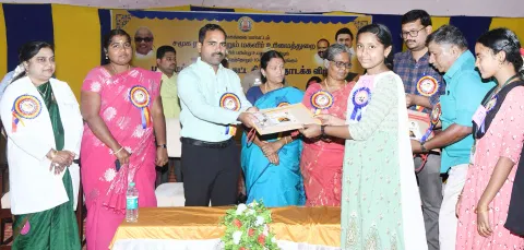 சிவகங்கை அரசு மருத்துவ கல்லூரி அரங்கில் மாணவிகளுக்கு மாதம் ரூ.1000 ஊக்கத்தொகை வழங்கும் திட்டத்தை கலெக்டர் மதுசூதன்ரெட்டி தொடங்கி வைத்து மாணவிகளுக்கு வங்கி கணக்கு புத்தகம், ஏ.டி.எம். கார்டை வழங்கினார்.