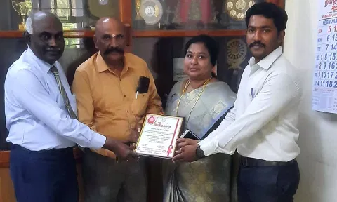 ரத்த தான கழகத்திற்கு பாராட்டு சான்றிதழ் வழங்கப்பட்டபோது எடுத்தபடம்.