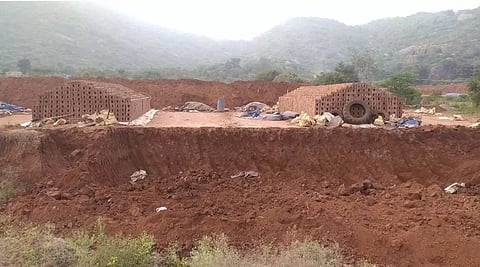 பெருங்காடு வனப்பகுதியில் இருந்து செங்கல் சூளைகளுக்கு மண் திருட்டு