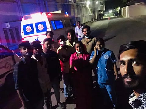 மேட்டுப்பாளையம் சாலையை துரிதமாக கடந்து குழந்தையை காப்பாற்றிய ஆம்புலன்ஸ் டிரைவர்கள்