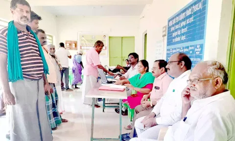 குருங்குளம் மேற்கு கிராமத்தில் சிறுகுறு விவசாயிகளுக்கு சான்றுகள் வழங்கப்பட்டன.