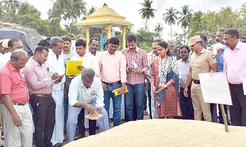 நீடாமங்கலம் அருகே ரிஷியூர் நெல்கொள்முதல் நிலையத்தில் நெல்லின் ஈரப்பதம் குறித்து மத்திய குழுவினர் ஆய்வு செய்த போது எடுத்த படம். 