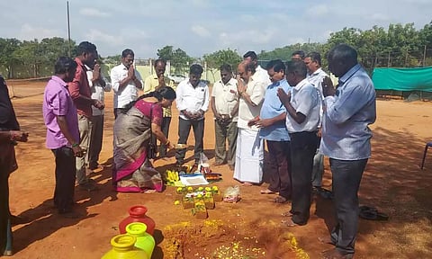 சுற்றுச்சுவர் புனரமைக்கும் பணியை கென்னடி எம்.எல்.ஏ. தொடங்கி வைத்தார்.