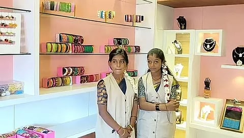 கோட் அணிந்து விற்பனை செய்யும் பெண்கள்.