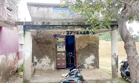 இடிந்துவிழும் நிலையில் உள்ள கிராம நிர்வாக அலுவலக கட்டிடம்.